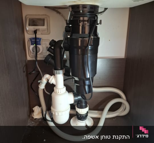 מתקן אינסטלציה מתחת לכיור במטבח